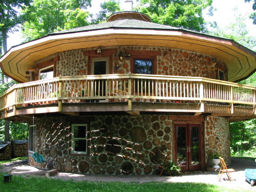 cordwood, hiša iz lesenih kosov lesa, lesena hiša, naravna hiška, naravna gradnja, gradnja z naravnimi materiali