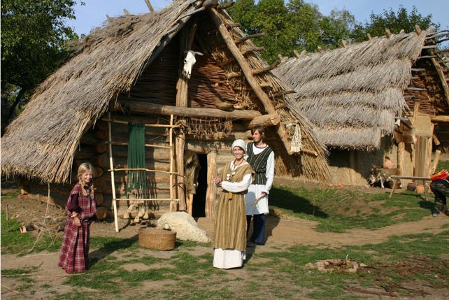 srednjeveška koliba, naravna hiška, slamnata streha, preprosto bivanje, naravna gradnja, gradnja z naravnimi materiali