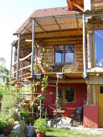 lesena hiša, brunarica, permakultura, lesena hiška, naravna gradnja, gradnja z naravnimi materiali