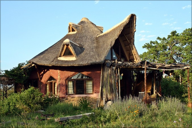 cob, hiša iz ilovice, hiša iz zbite ilovice, naravna hiša, zelena gradnja, naravna gradnja, gradnja z naravnimi materiali