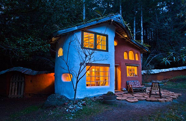 cob, hiša iz ilovice, hiša iz zbite ilovice, naravna hiša, zelena gradnja, naravna gradnja, gradnja z naravnimi materiali