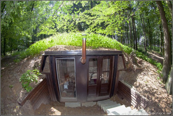 zemljanka, hiša pod zemljo, hišica pod zemljo, naravna gradnja, gradnja z naravnimi materiali