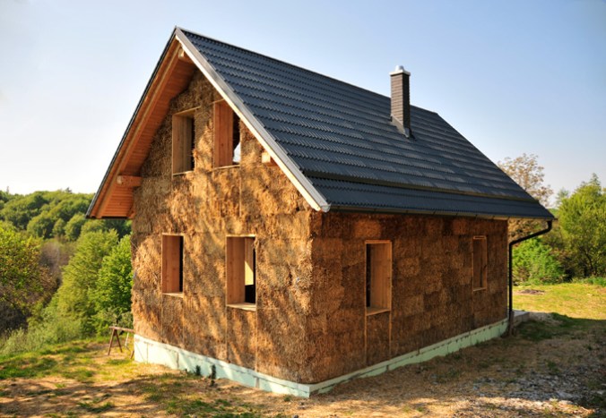 hiša iz slame, hiša iz slamnatih bal, naravna gradnja, gradnja z naravnimi materiali, apneni ometi