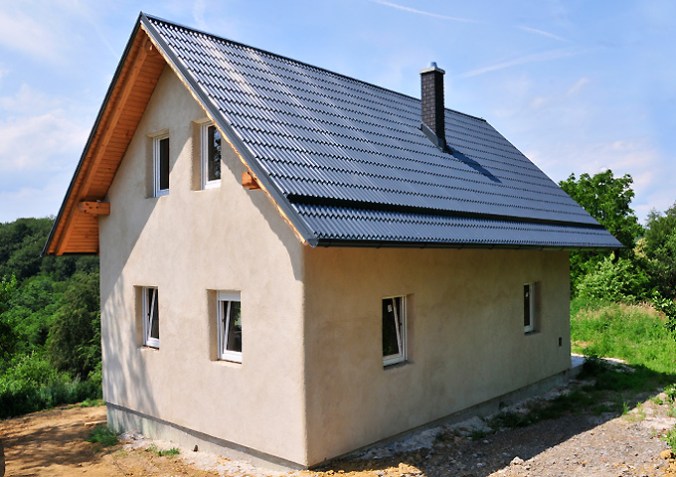 hiša iz slame, hiša iz slamnatih bal, naravna gradnja, gradnja z naravnimi materiali, apneni ometi