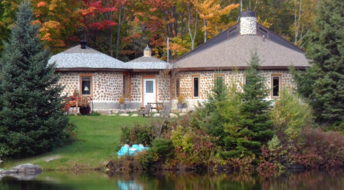 cordwood, hiša iz lesenih kosov lesa, lesena hiša, naravna hiška, naravna gradnja, gradnja z naravnimi materiali