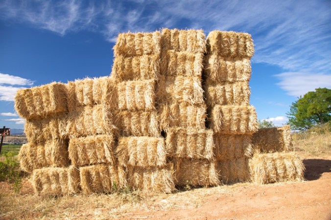 slamnate bale, slama, naravni material, naravna gradnja, gradnja z naravnimi materiali