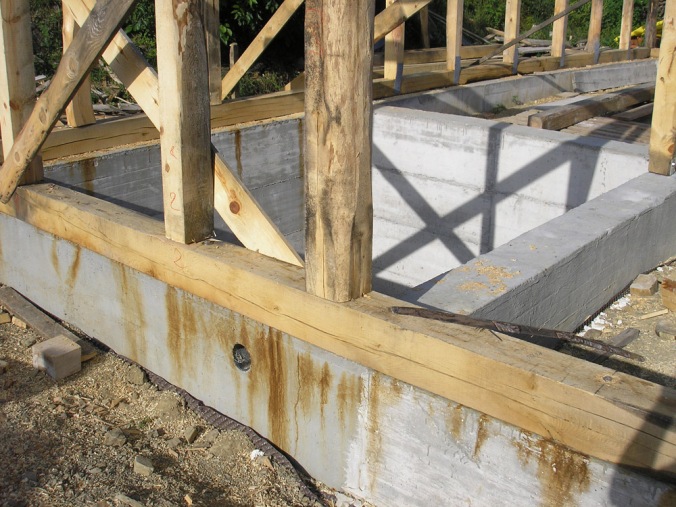 armirano betonski temelj, AB temelj, pasovni temelj, naravna gradnja, gradnja z naravnimi materiali