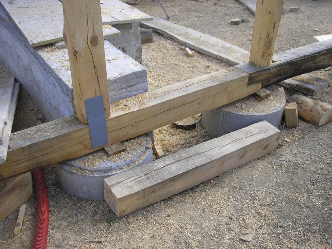 Točkovni armiranobetonski temelj, betonski temelj, naravna gradnja, gradnja z naravnimi materiali, lesena hiša