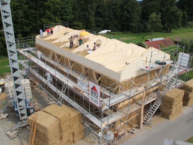 velike bale slame, stroški med uporabo naravna gradnja, hiša iz slame, stroški bivanja v hiši, naravna gradnja, gradnja z naravnimi materiali