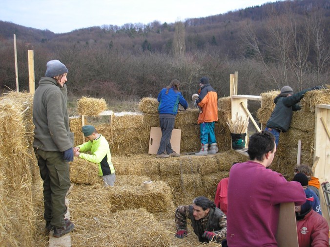 gradnja hiše iz slame, gradnja hiše iz slamnatih bal, cena hiše iz slame, naravna gradnja, gradnja z naravnimi materiali