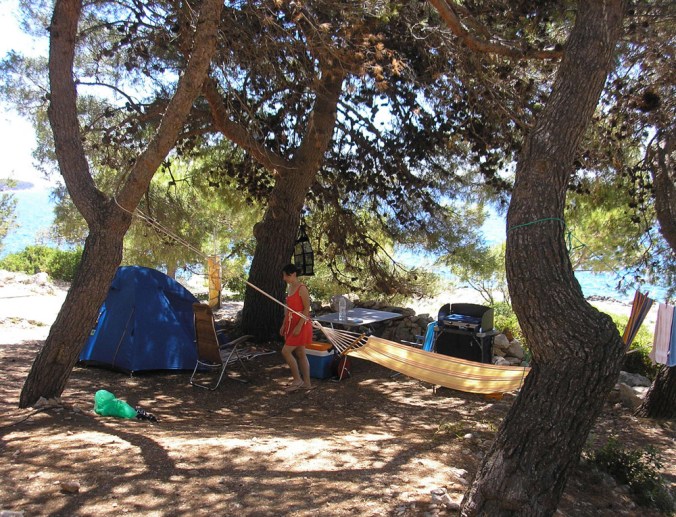 bivanje v naravi, zdravo bivanje, kampiranje, naravna gradnja, gradnja z naravnimi materiali