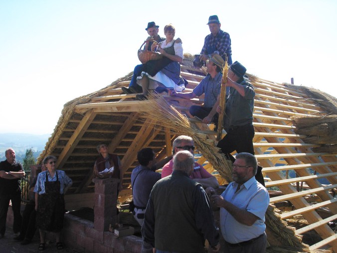 vpliv na lokalno skupnost, zadovoljstvo po opravljenem delu, naravna gradnja, gradnja z naravnimi materiali