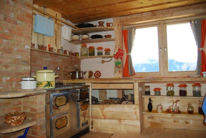 kuhinja, lesena hiša, naravni interierij, naravna oprema, leseno pohištvo, naravna gradnja, gradnja z naravnimi materiali
