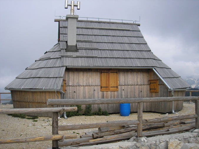 lesena hiša, skodle, lesena streha, naravna gradnja, gradnja z naravnimi materiali