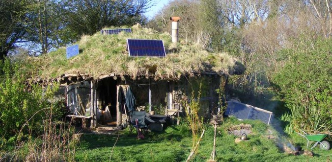 naravna hiška, fotovoltaika, zelena streha, naravna gradnja, gradnja z naravnimi materiali