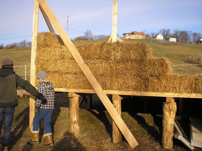 hiša iz slame, slamnate bale, gradnja, naravna gradnja, gradnja z naravnimi materiali