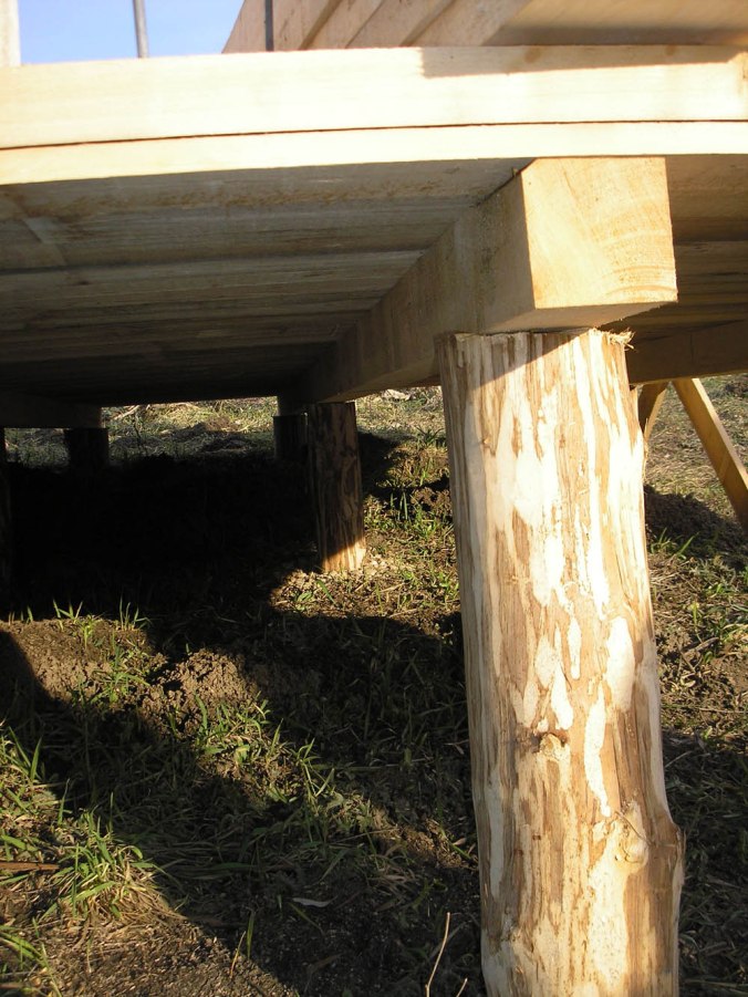 leseni temelji, piloti, hiša iz slame, slamnate bale, gradnja, naravna gradnja, gradnja z naravnimi materiali