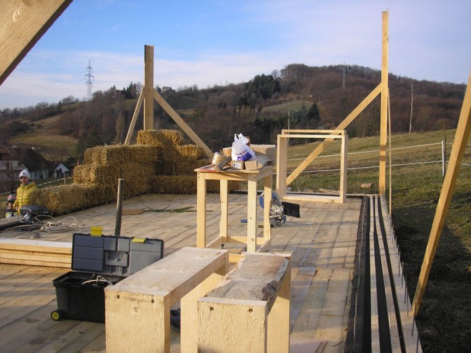 hiša iz slame, slamnate bale, gradnja, naravna gradnja, gradnja z naravnimi materiali, projektiranje