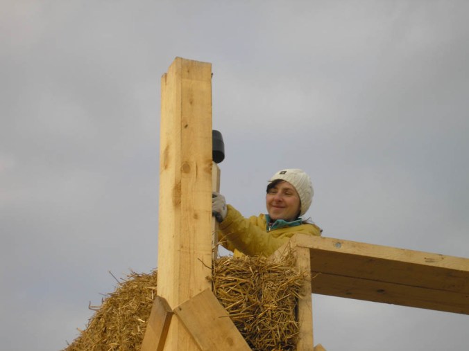 gradnja hiše iz slame, slamnata hiša, slamnate bale, naravna gradnja, gradnja z naravnimi materiali