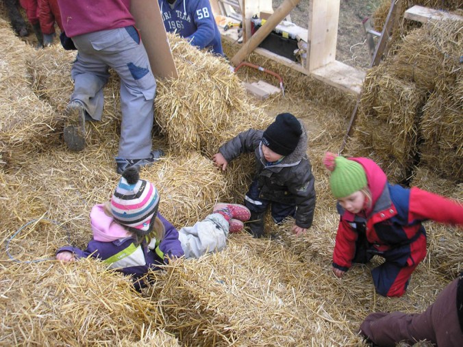 otroci gradnja, hiša iz slame, slamnate bale, lesena hiša, naravna gradnja, gradnja z naravnimi materiali