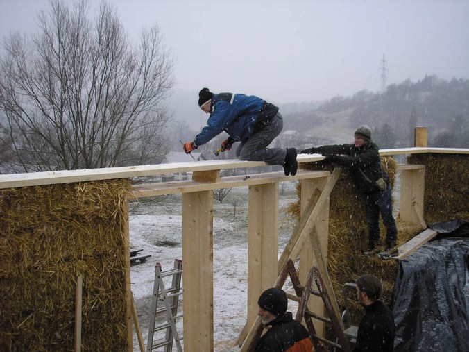 hiša iz slame, slamnate bale, lesena hiša, naravna gradnja, gradnja z naravnimi materiali