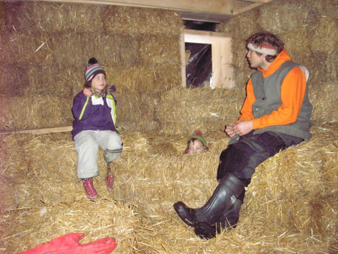 otroci gradnja, hiša iz slame, slamnate bale, lesena hiša, naravna gradnja, gradnja z naravnimi materiali