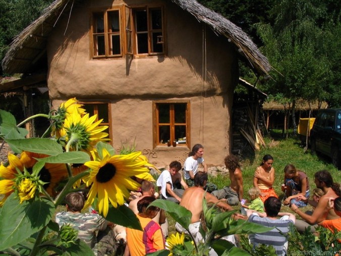 hiša iz slame, slamnata streha, samonosna slamnata konstrukcija, naravna gradnja, hiša iz slame, slamnata hiša, naravna hiša, gradnja z naravnimi materiali