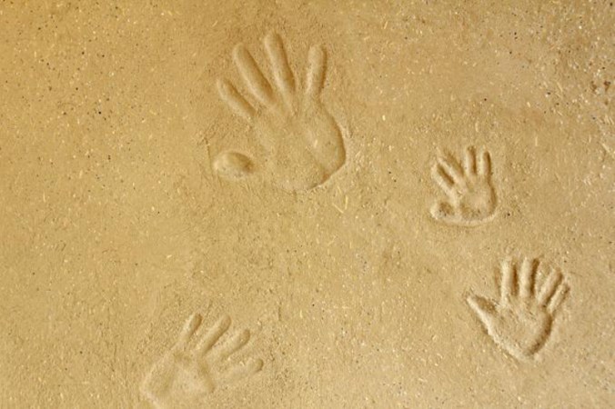 hiša iz slame, slamnata hiša, ilovnati ometi, naravna gradnja, slamnate bale, gradnja z naravnimi materiali, arhitekt naravna gradnja