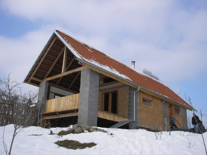 hiša iz slamnatih bal, hiša iz slame, slamnata hiša, naravna gradnja, gradnja z naravnimi materiali