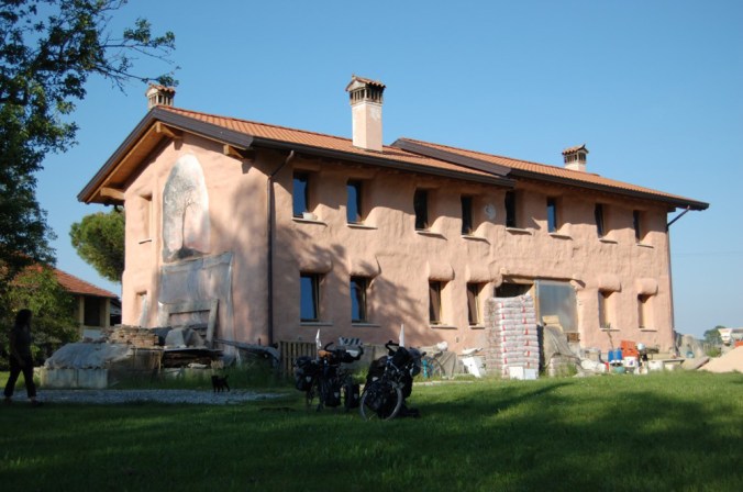 hiša iz slame, samonosna slamnata konstrukcija, naravna gradnja, hiša iz slame, slamnata hiša, naravna hiša, gradnja z naravnimi materiali