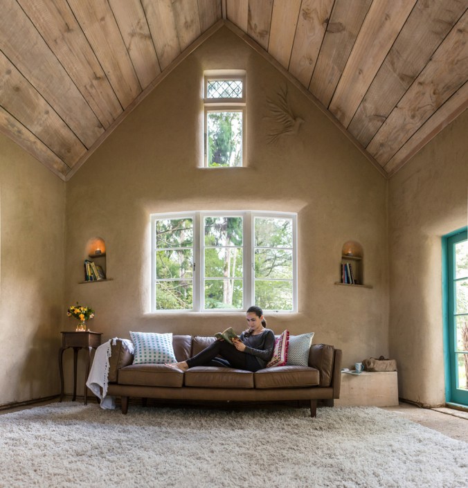 hiša iz slame, slamnata hiša, ilovnati ometi, naravna gradnja, slamnate bale, gradnja z naravnimi materiali, arhitekt naravna gradnja, lesena hiša, montažna hiša