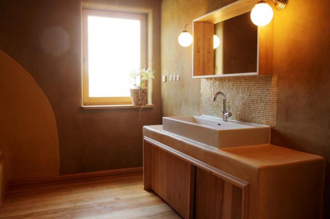 hiša iz slame, slamnata hiša, ilovnati ometi, naravna gradnja, slamnate bale, gradnja z naravnimi materiali, arhitekt naravna gradnja