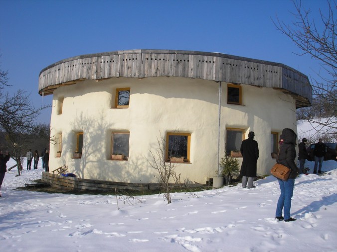 hiša iz slamnatih bal, hiša iz slame, slamnata hiša, naravna gradnja, gradnja z naravnimi materiali