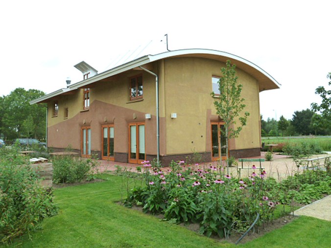 hiša iz slame, samonosna slamnata konstrukcija, naravna gradnja, hiša iz slame, slamnata hiša, naravna hiša, gradnja z naravnimi materiali