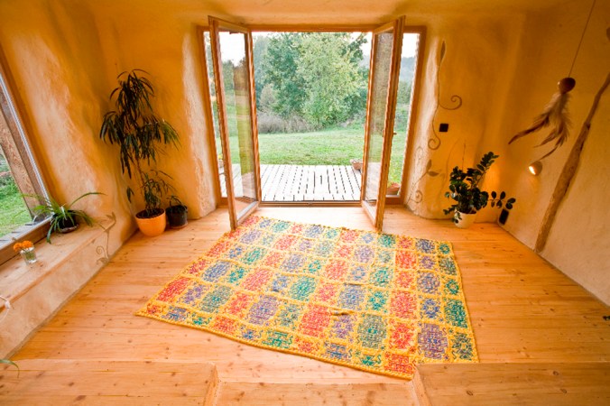 hiša iz slame, slamnata hiša, ilovnati ometi, naravna gradnja, slamnate bale, gradnja z naravnimi materiali, arhitekt naravna gradnja, lesena hiša, montažna hiša