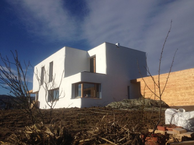 hiša iz slamnatih bal, hiša iz slame, slamnata hiša, naravna gradnja, gradnja z naravnimi materiali