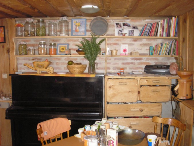 hiša iz slame, slamnata hiša, ilovnati ometi, naravna gradnja, slamnate bale, gradnja z naravnimi materiali, arhitekt naravna gradnja