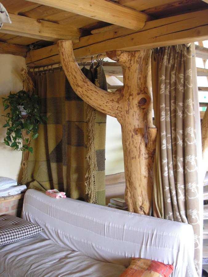 hiša iz slame, slamnata hiša, ilovnati ometi, naravna gradnja, slamnate bale, gradnja z naravnimi materiali, arhitekt naravna gradnja, lesena hiša, montažna hiša