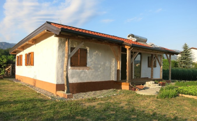 hiša iz slamnatih bal, hiša iz slame, slamnata hiša, naravna gradnja, gradnja z naravnimi materiali