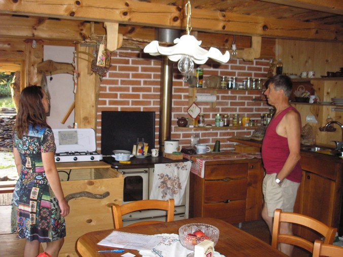 hiša iz slame, slamnata hiša, ilovnati ometi, naravna gradnja, slamnate bale, gradnja z naravnimi materiali, arhitekt naravna gradnja