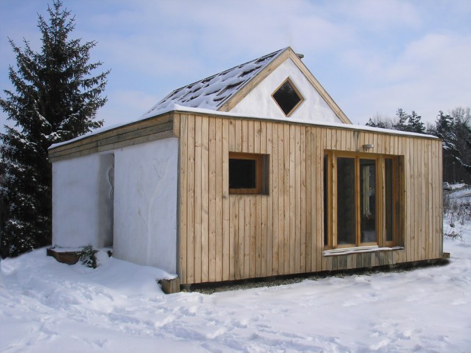 hiša iz slamnatih bal, hiša iz slame, slamnata hiša, naravna gradnja, gradnja z naravnimi materiali