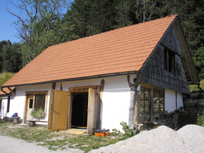 spodbijanca, hiša iz sena, lesena hiša, naravna gradnja, gradnja z naravnimi materiali