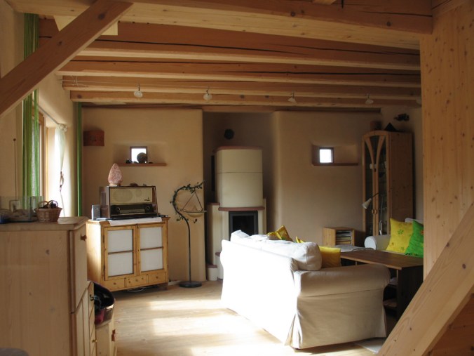 hiša iz slame, slamnata hiša, ilovnati ometi, naravna gradnja, slamnate bale, gradnja z naravnimi materiali, arhitekt naravna gradnja, lesena hiša, montažna hiša