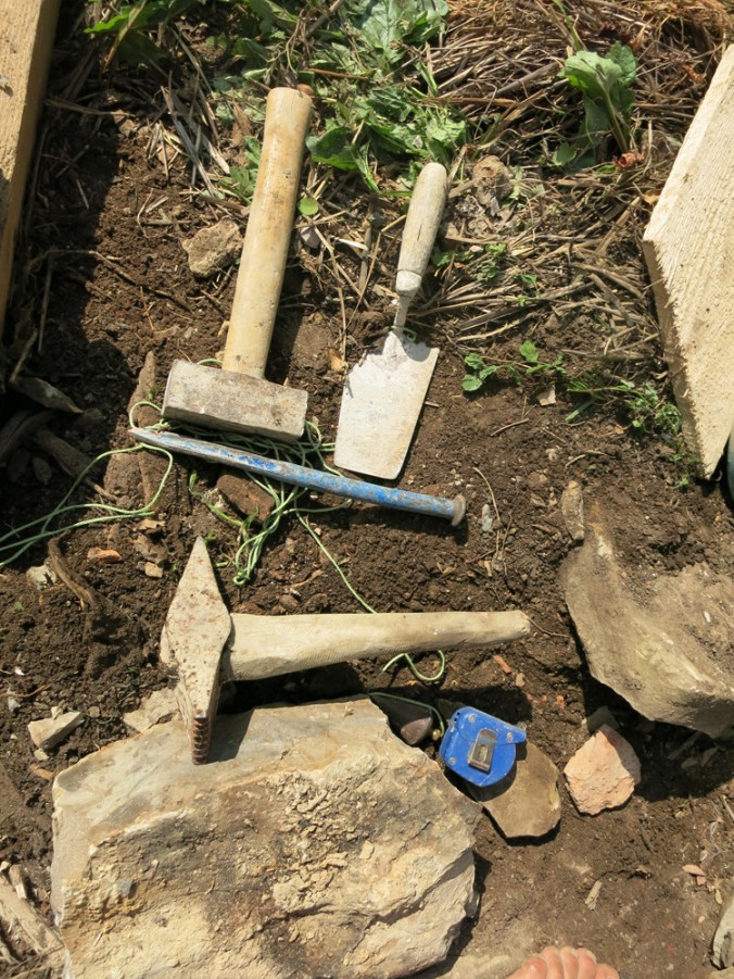 orodje za suhozid, kamnoseško orodje, suhozid, kamnita gradnja, gradnja iz kamna, naravna gradnja, kamniti zid, hiša iz kamna, gradnja z naravnimi materiali