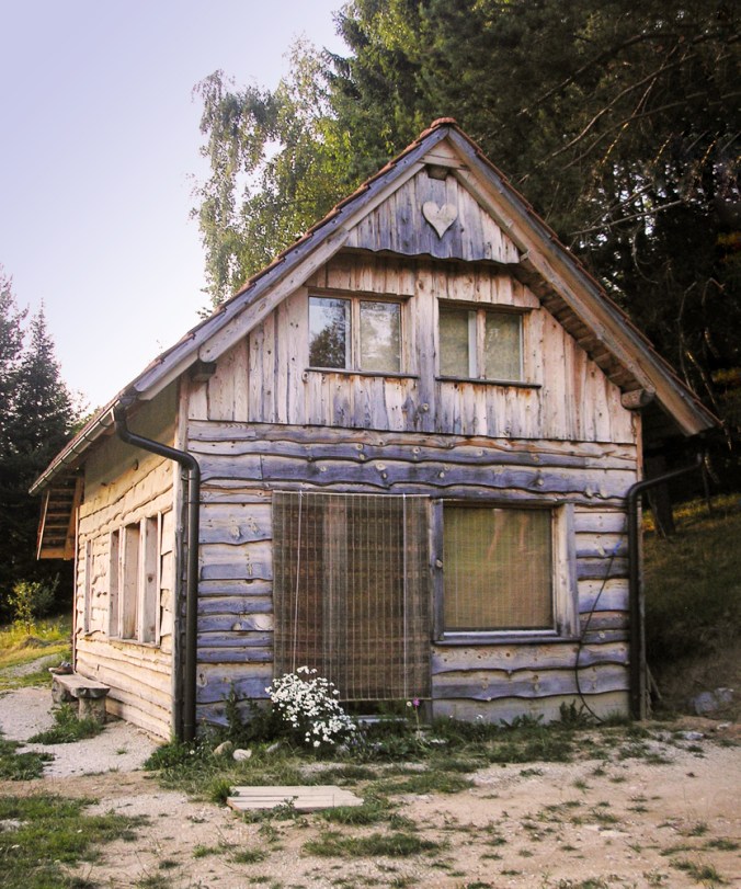 spodbijanca, hiša iz sena, lesena hiša, naravna gradnja, gradnja z naravnimi materiali