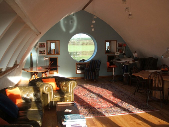 hiša iz slame, slamnata hiša, ilovnati ometi, naravna gradnja, slamnate bale, gradnja z naravnimi materiali, arhitekt naravna gradnja, lesena hiša, montažna hiša