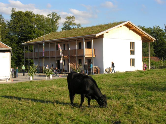 hiša iz slame, zelena streha, samonosna slamnata konstrukcija, naravna gradnja, hiša iz slame, slamnata hiša, naravna hiša, gradnja z naravnimi materiali