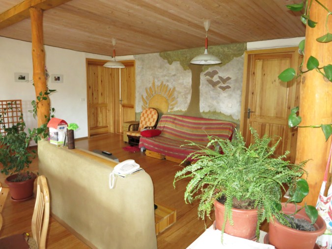 hiša iz slame, slamnata hiša, ilovnati ometi, naravna gradnja, slamnate bale, gradnja z naravnimi materiali, arhitekt naravna gradnja, lesena hiša, montažna hiša