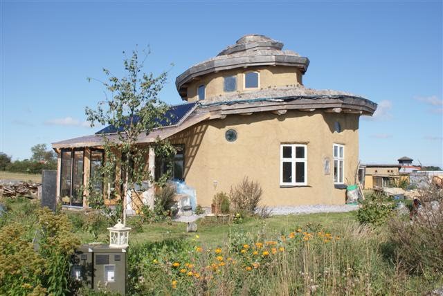 hiša iz slamnatih bal, hiša iz slame, slamnata hiša, naravna gradnja, gradnja z naravnimi materiali