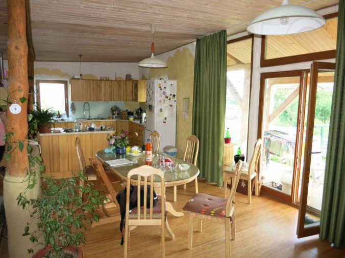 hiša iz slame, slamnata hiša, ilovnati ometi, naravna gradnja, slamnate bale, gradnja z naravnimi materiali, arhitekt naravna gradnja, lesena hiša, montažna hiša